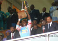Tchoumté Alain l'heureux capitaine de Nzuimanto brandit le trophée remis par Paul Biya