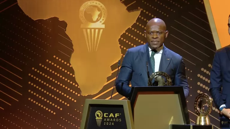 CAF Awards : Elvis Noupoué, premier récipiendaire du meilleur arbitre assistant